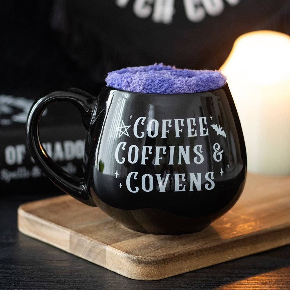 Coffee, Coffins & Covens krus- og sokkesett